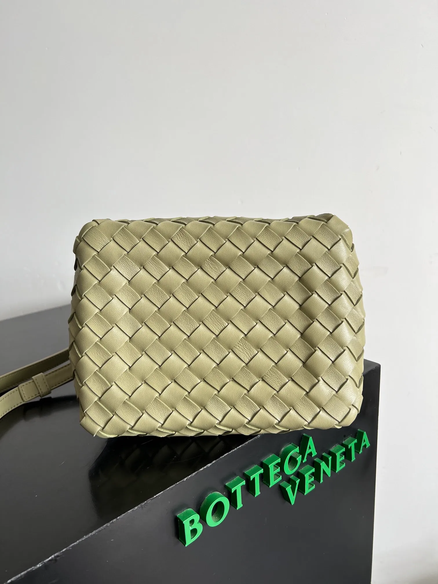 Batch 1760 BV home is new! Andiamo combines the Bottega Veneta archive parachute handbag to inherit retro elements and integrate modern trends. The same style as Shu Qi's in Beijing Night. It is a continuation of the classic bag. It has three functions: hand carry, shoulder and cross-body. It is embellished with metal brass knot buckles. It is small and has an amazing capacity. It can easily hold sunglasses in a box / small bottle of water / powder powder / charger and other daily necessities when going out. The upper body is versatile. Style number: 796569 Size: 21*17*16.5cm